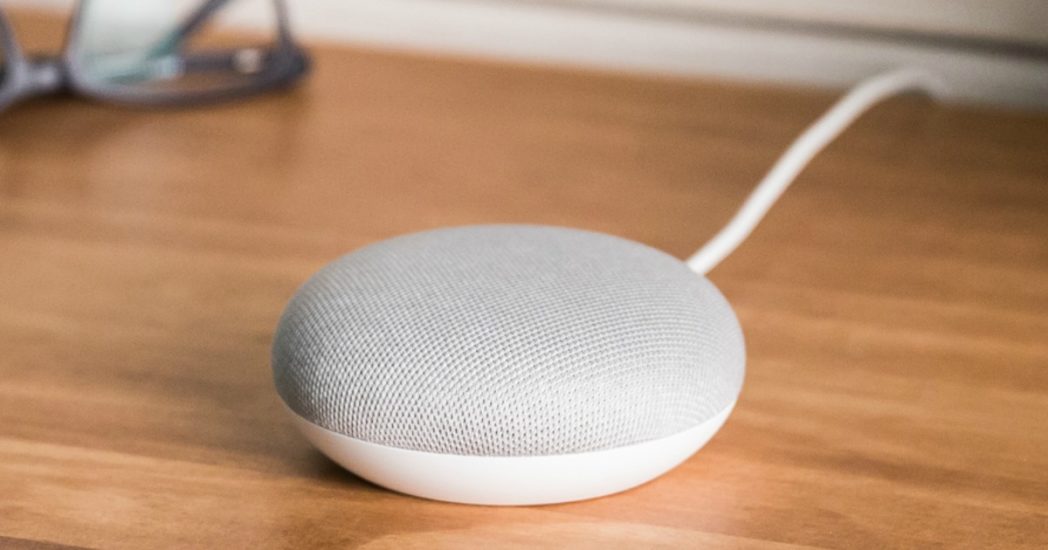 Google Home Mini trong phong ngu scaled