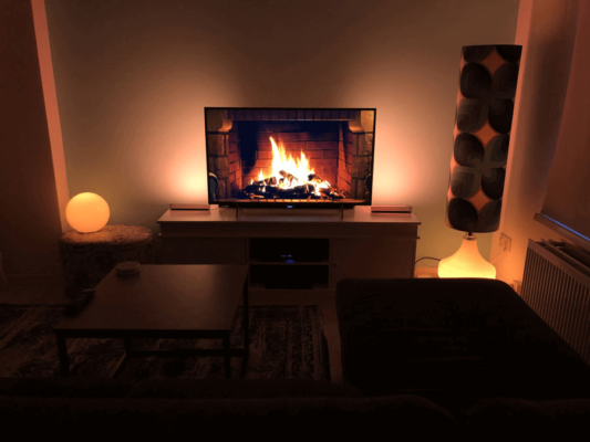 thiet ke phong giai tri voi den Philips Hue 4