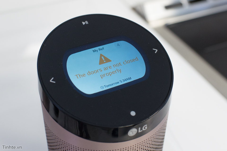 tren tay LG SmartThinQ Hub 7
